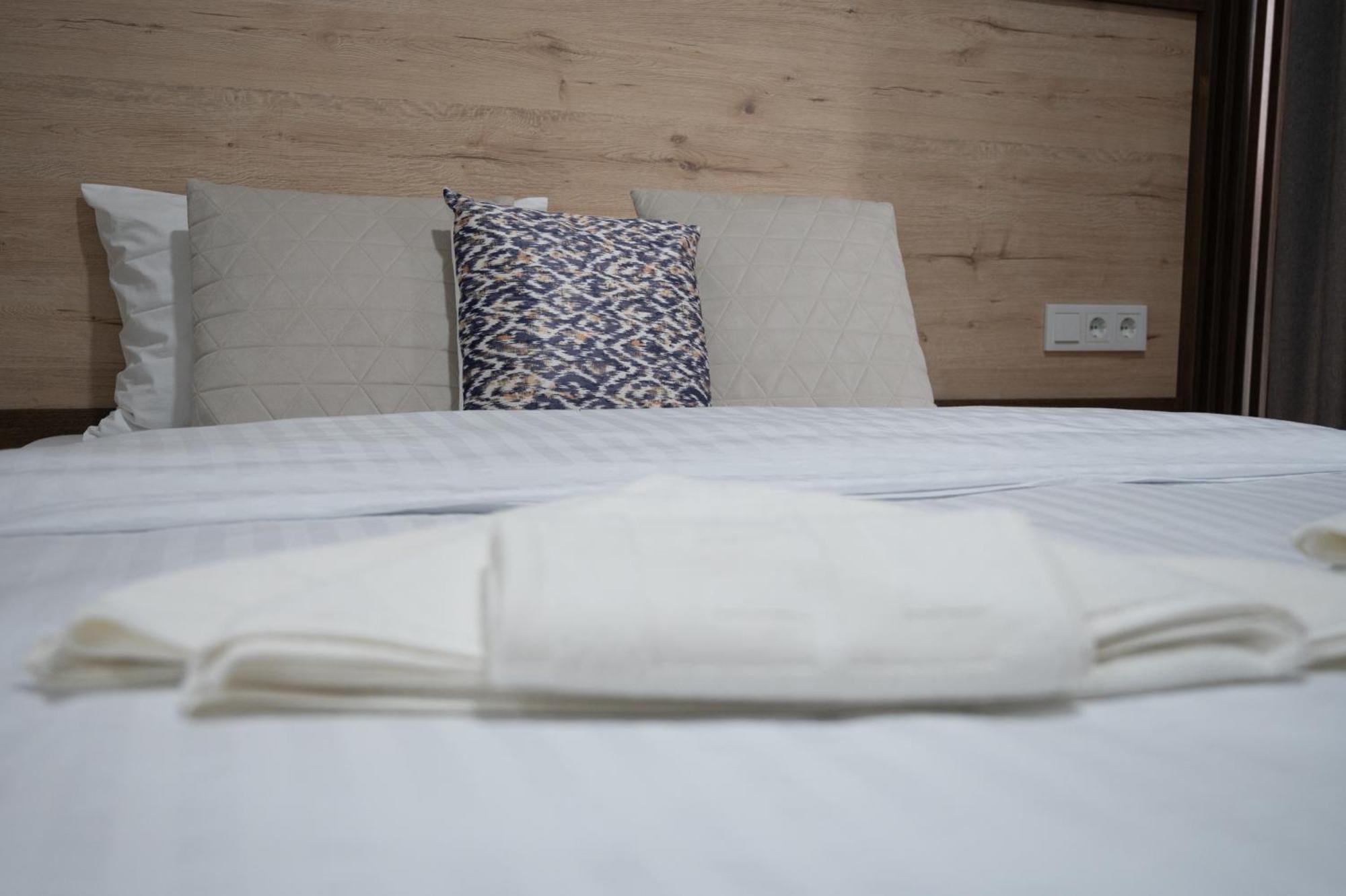 Hotel Pilot Cazin Εξωτερικό φωτογραφία